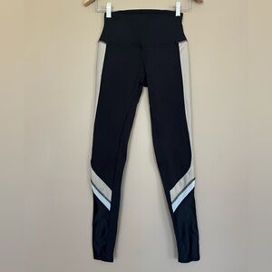 {ALO Yoga} Elevate Leggings in Black & Tan - Womens XS
